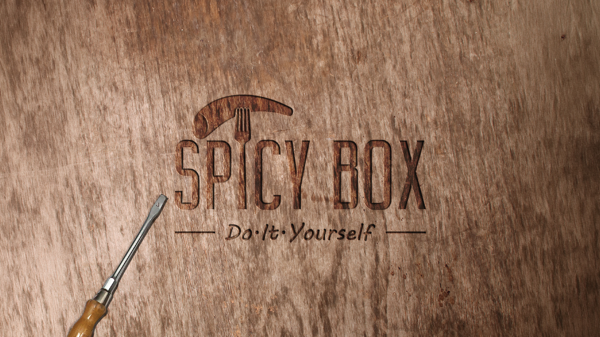SPICY BOX 나무 위 조각된 로고 키비주얼